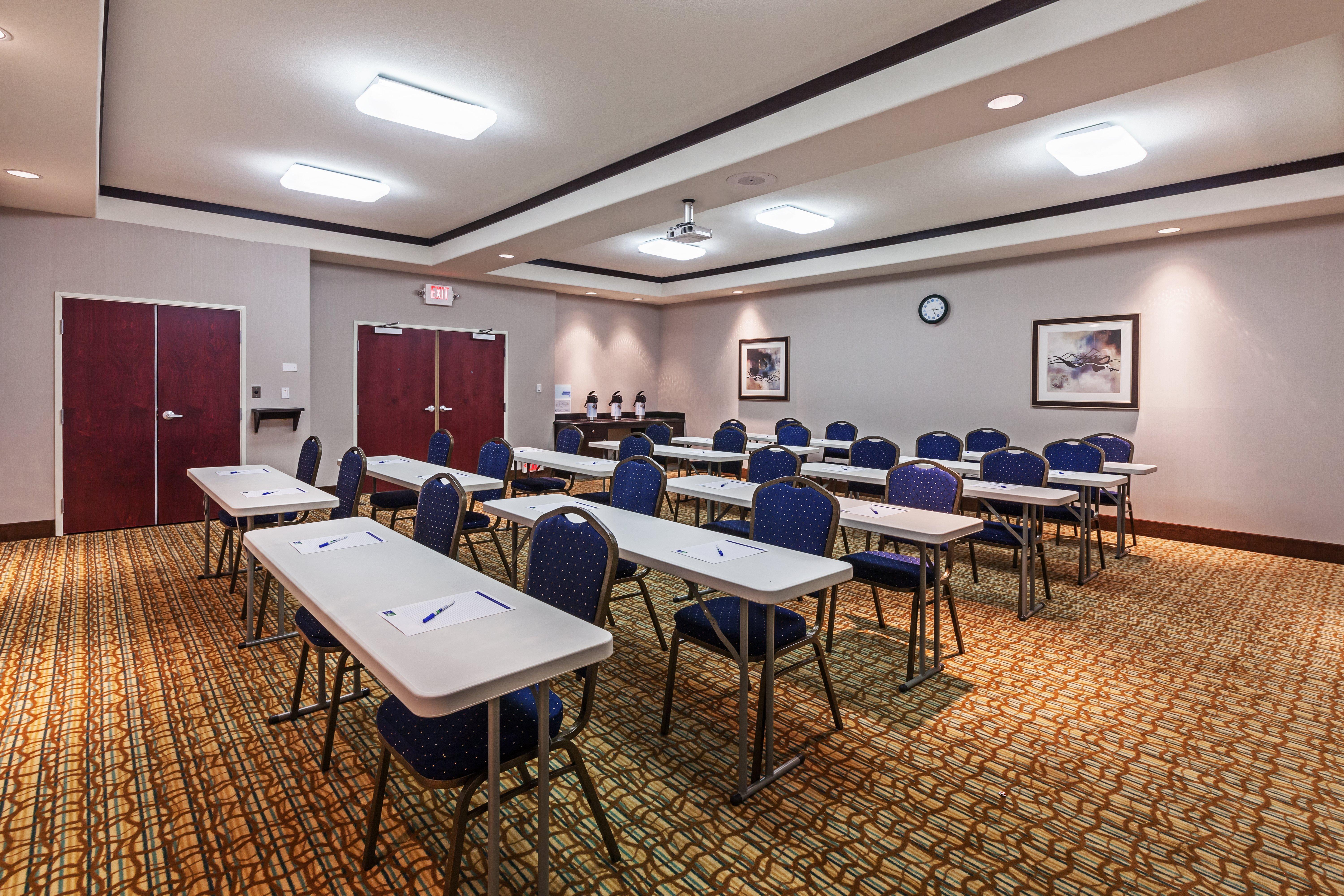 Holiday Inn Express & Suites Cleveland By Ihg Εξωτερικό φωτογραφία