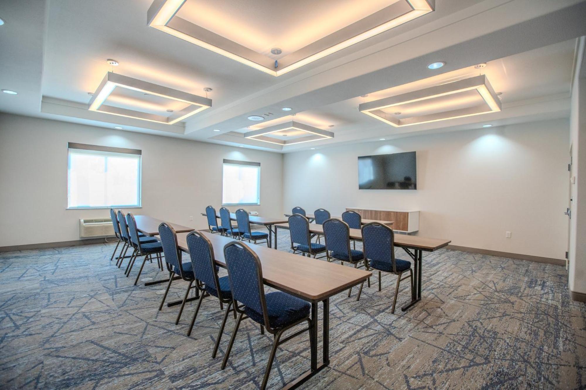 Holiday Inn Express & Suites Cleveland By Ihg Εξωτερικό φωτογραφία
