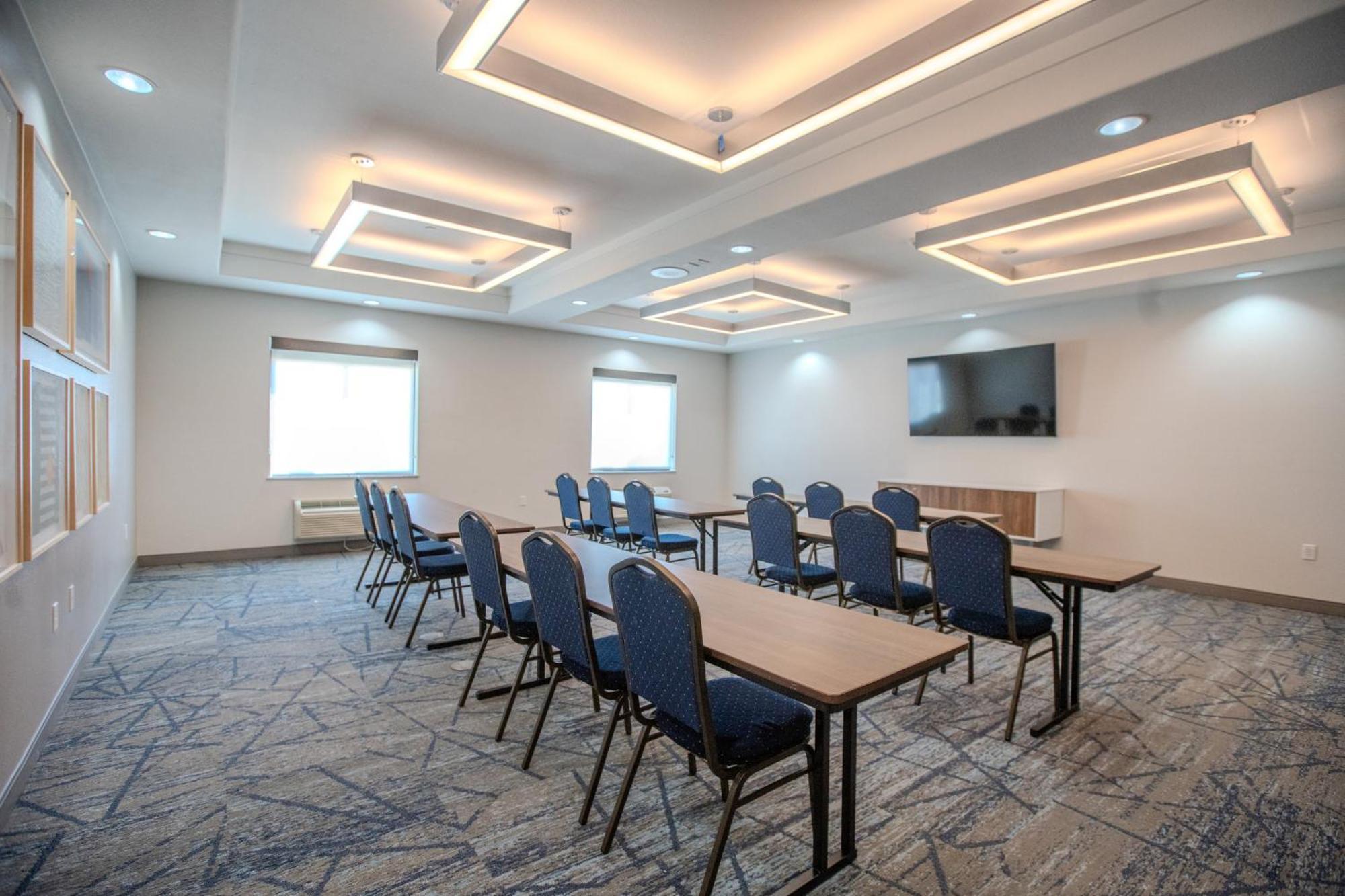 Holiday Inn Express & Suites Cleveland By Ihg Εξωτερικό φωτογραφία