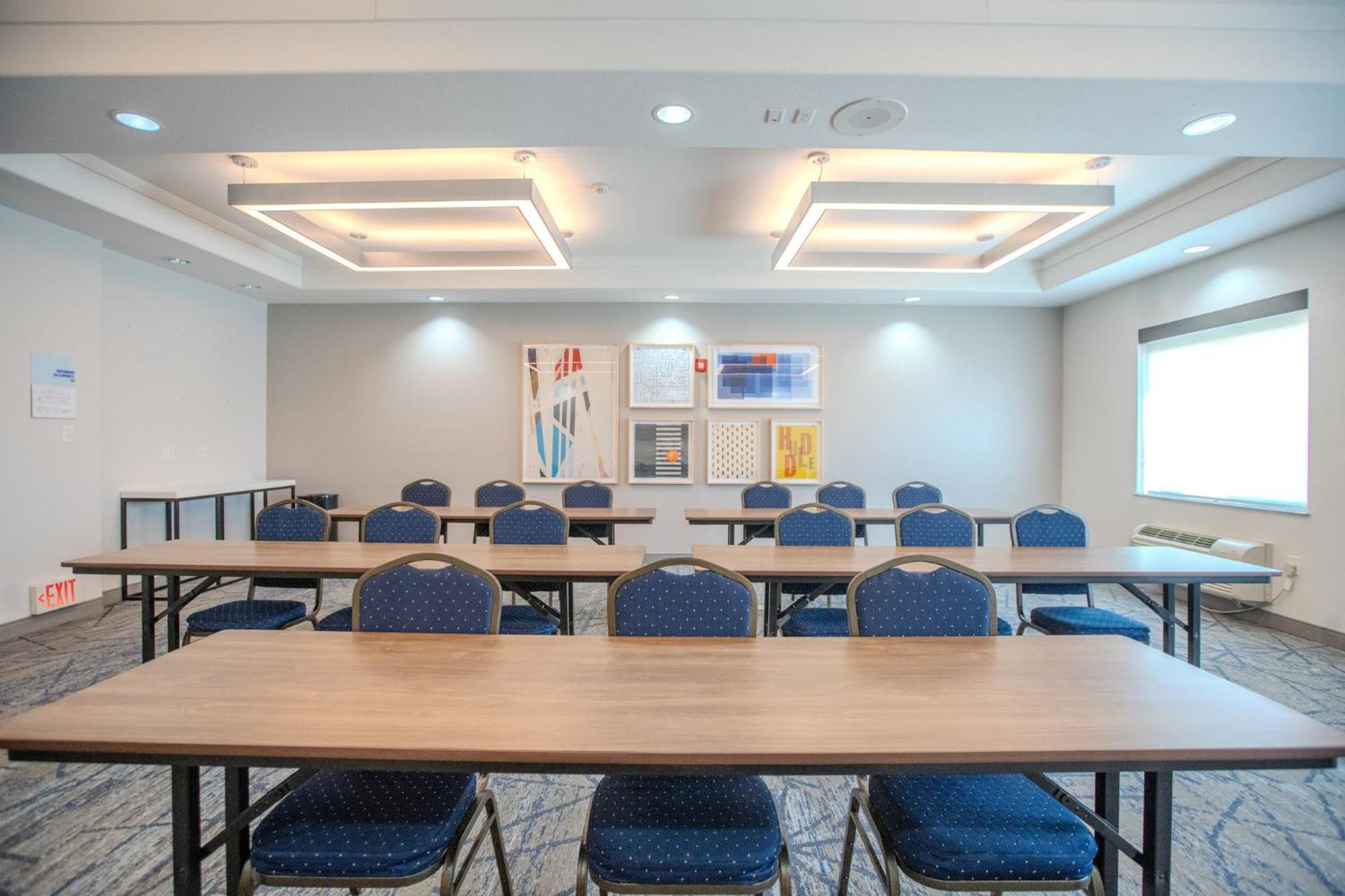 Holiday Inn Express & Suites Cleveland By Ihg Εξωτερικό φωτογραφία