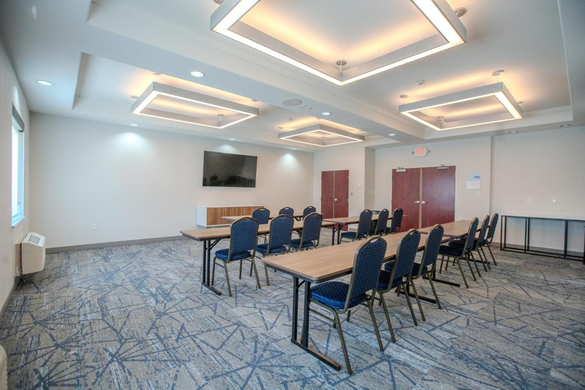 Holiday Inn Express & Suites Cleveland By Ihg Εξωτερικό φωτογραφία