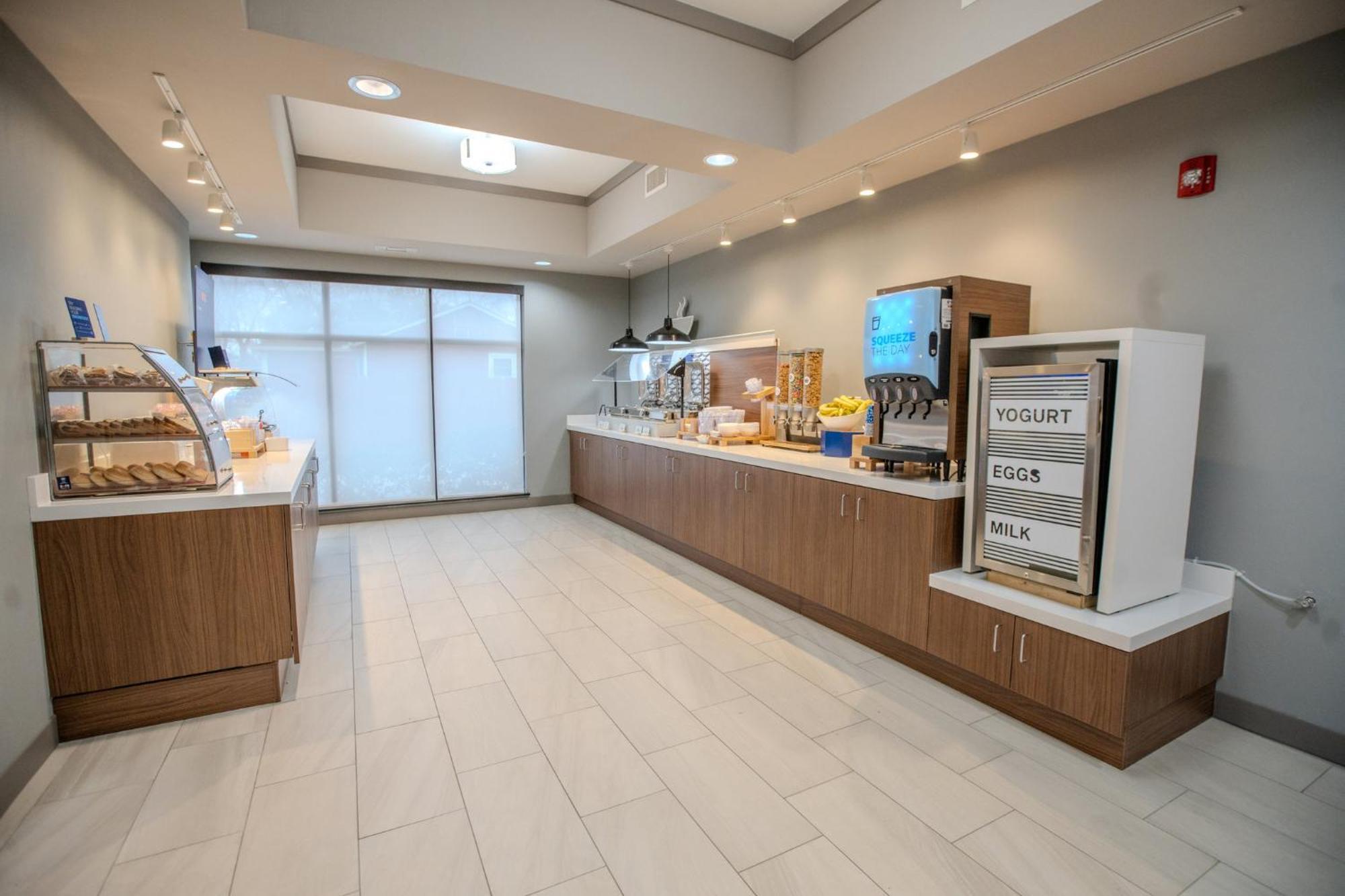 Holiday Inn Express & Suites Cleveland By Ihg Εξωτερικό φωτογραφία