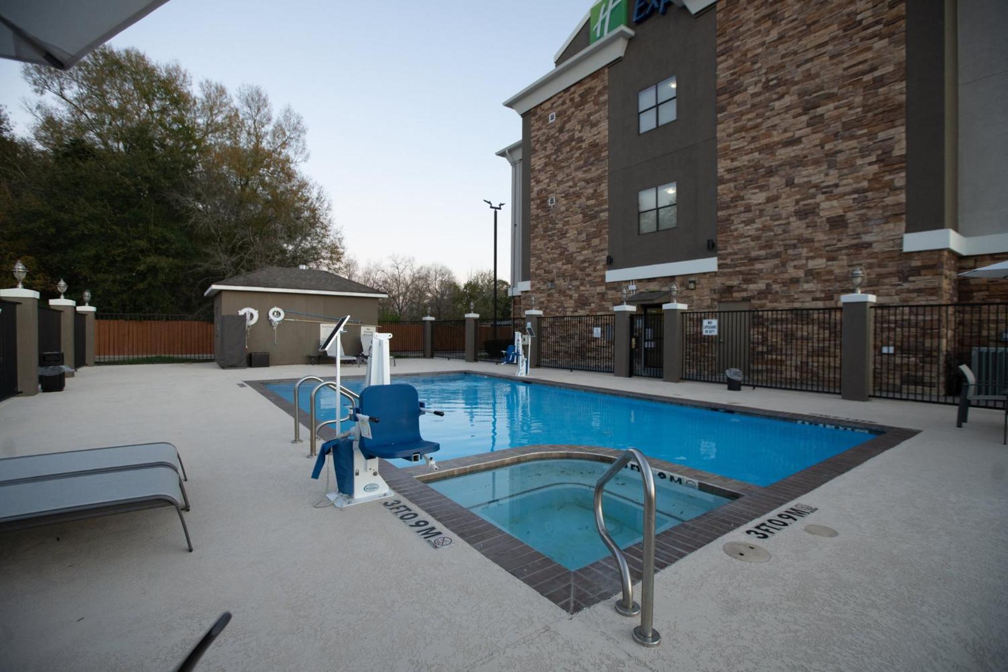 Holiday Inn Express & Suites Cleveland By Ihg Εξωτερικό φωτογραφία