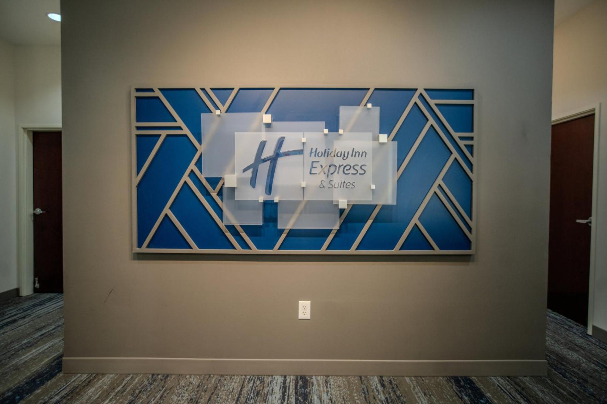 Holiday Inn Express & Suites Cleveland By Ihg Εξωτερικό φωτογραφία